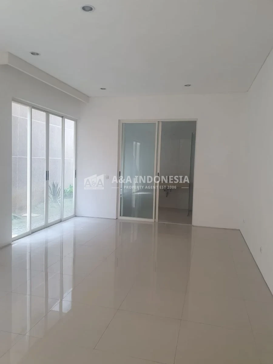Dijual / Disewakan rumah semi furnish minimalis dikawasan perumahan Graha Natura Surabaya Barat - Thumbnail 2