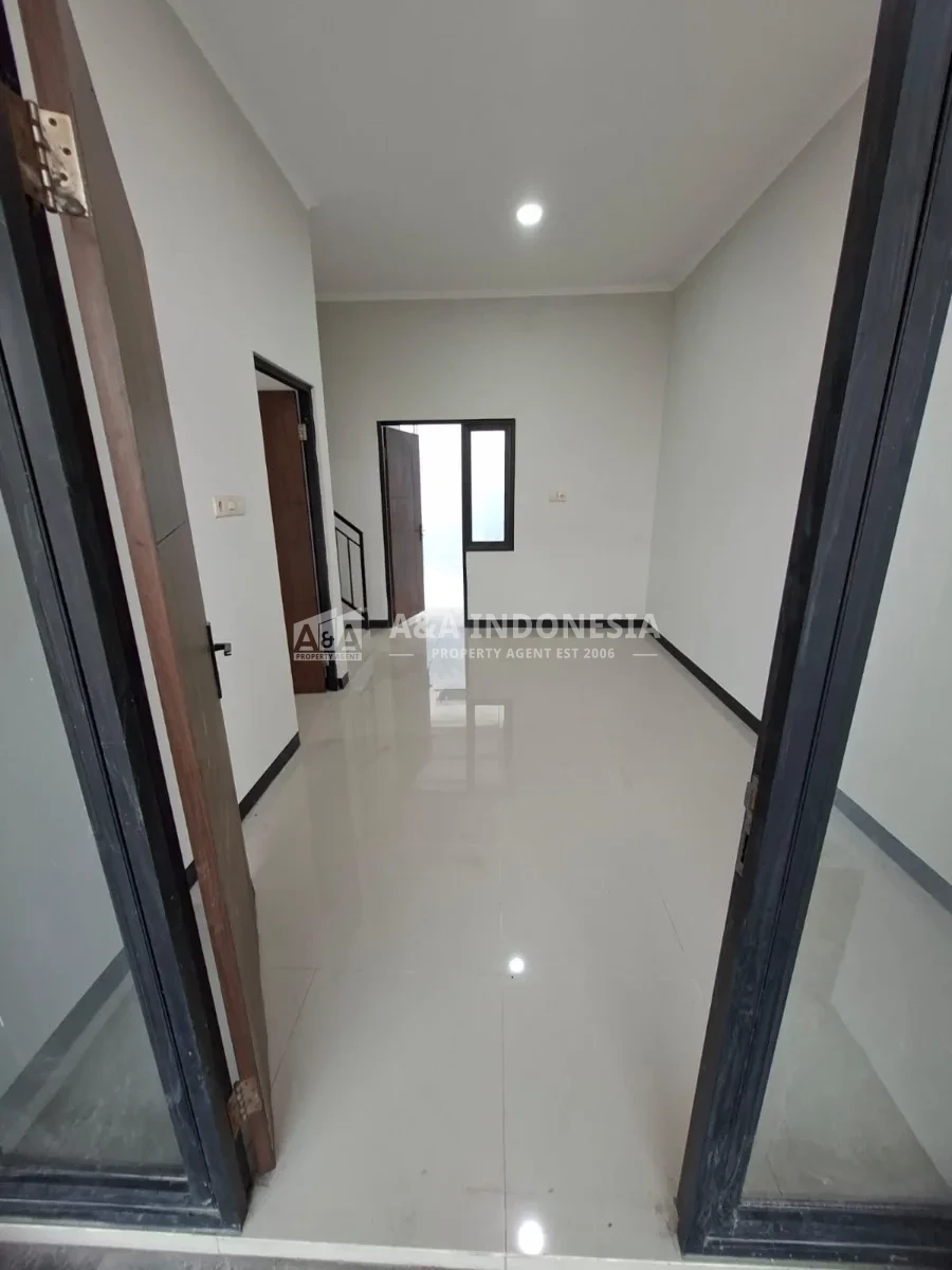 Disewakan Rumah 2 Lantai di Alana Regency Tambak Oso Surabaya Timur - Thumbnail 3