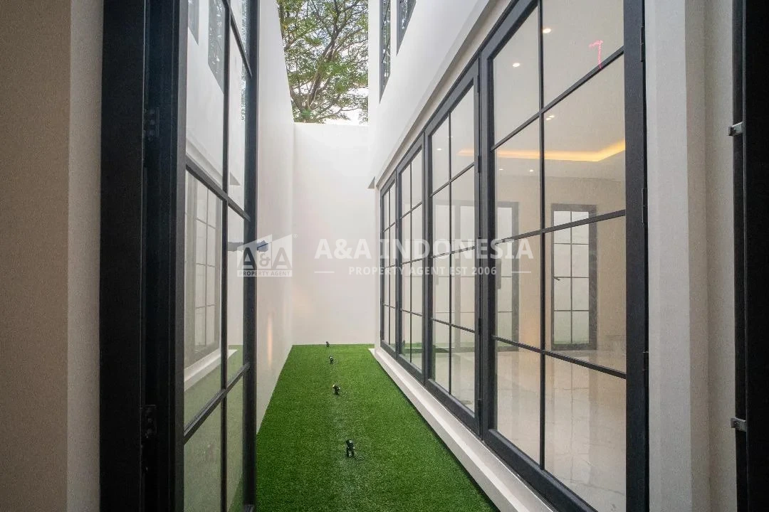Jual Rumah Mewah American Classic 2 Lantai Woodland Lokasi Premium Citraland Utama Surabaya - Thumbnail 6