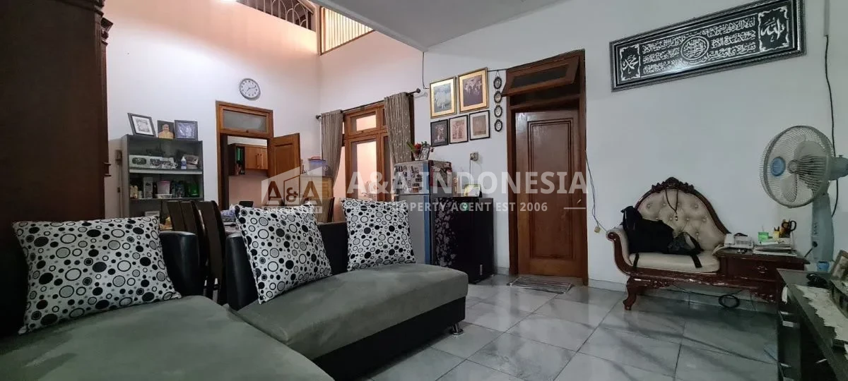 Dijual rumah strategis dan luas di Tenggilis Timur, Surabaya Selatan