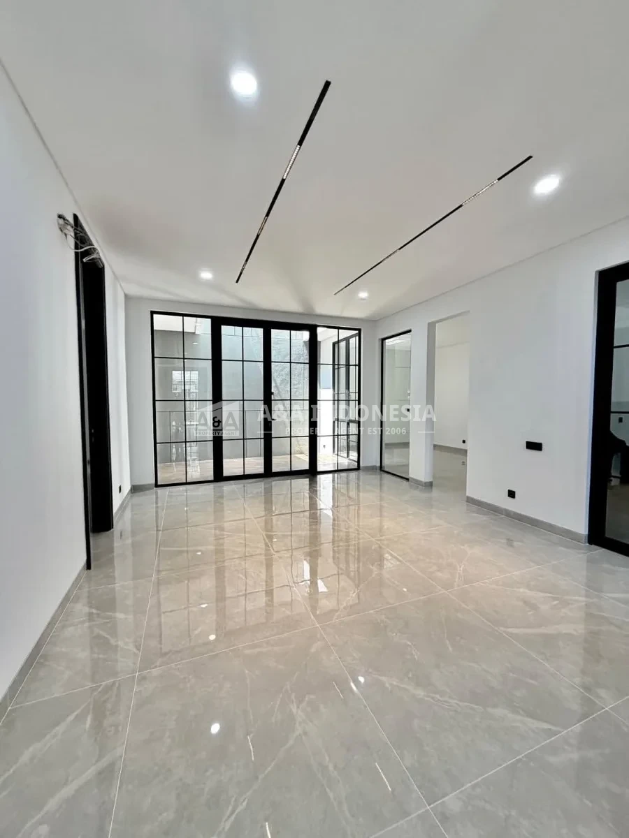 Dijual Rumah Baru 3 Lantai Citraland Utama Dekat Gwalk Pakuwon Indah Graha Famili - Thumbnail 2