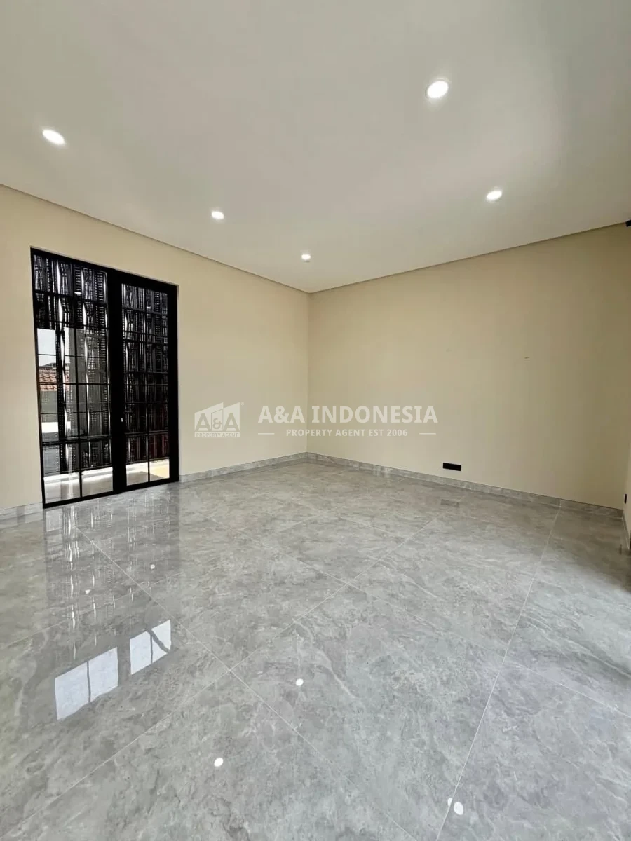 Dijual Rumah Baru 3 Lantai Citraland Utama Dekat Gwalk Pakuwon Indah Graha Famili - Thumbnail 4