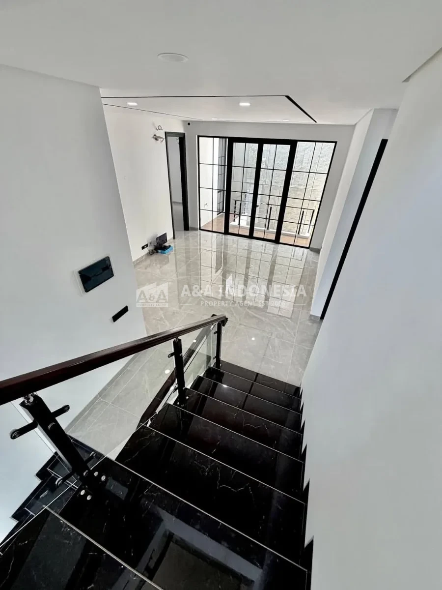 Dijual Rumah Baru 3 Lantai Citraland Utama Dekat Gwalk Pakuwon Indah Graha Famili - Thumbnail 6