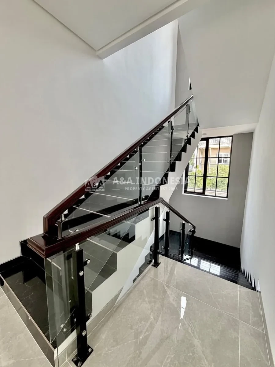 Dijual Rumah Baru 3 Lantai Citraland Utama Dekat Gwalk Pakuwon Indah Graha Famili - Thumbnail 7