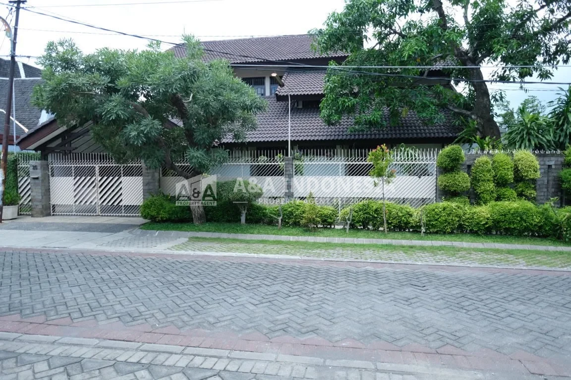 Dijual rumah hitung tanah lokasi strategis di jl. sulawesi surabaya pusat