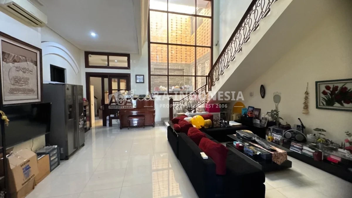 Dijual Rumah Central Park A Yani Regency Surabaya, 5 Kamar Tidur dan Water Heater di Setiap Kamar Mandi