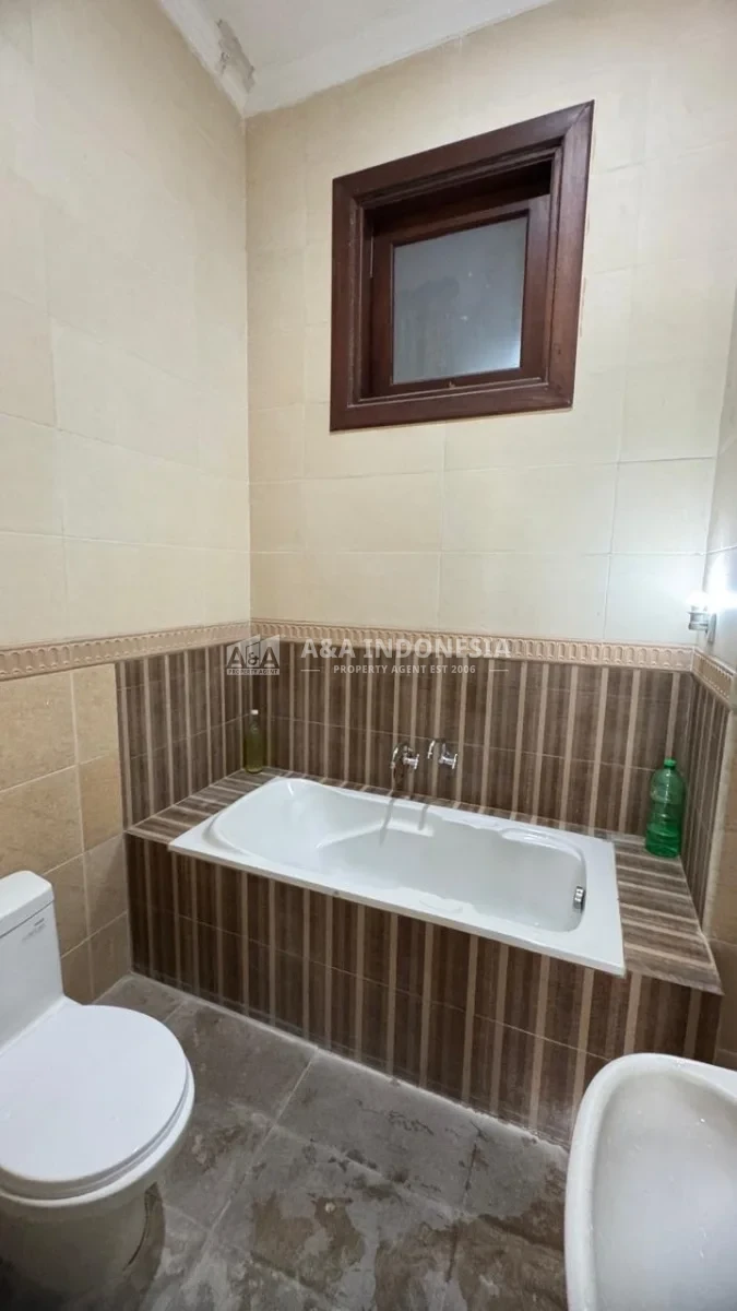 Dijual Rumah Central Park A Yani Regency Surabaya, 5 Kamar Tidur dan Water Heater di Setiap Kamar Mandi - Thumbnail 3