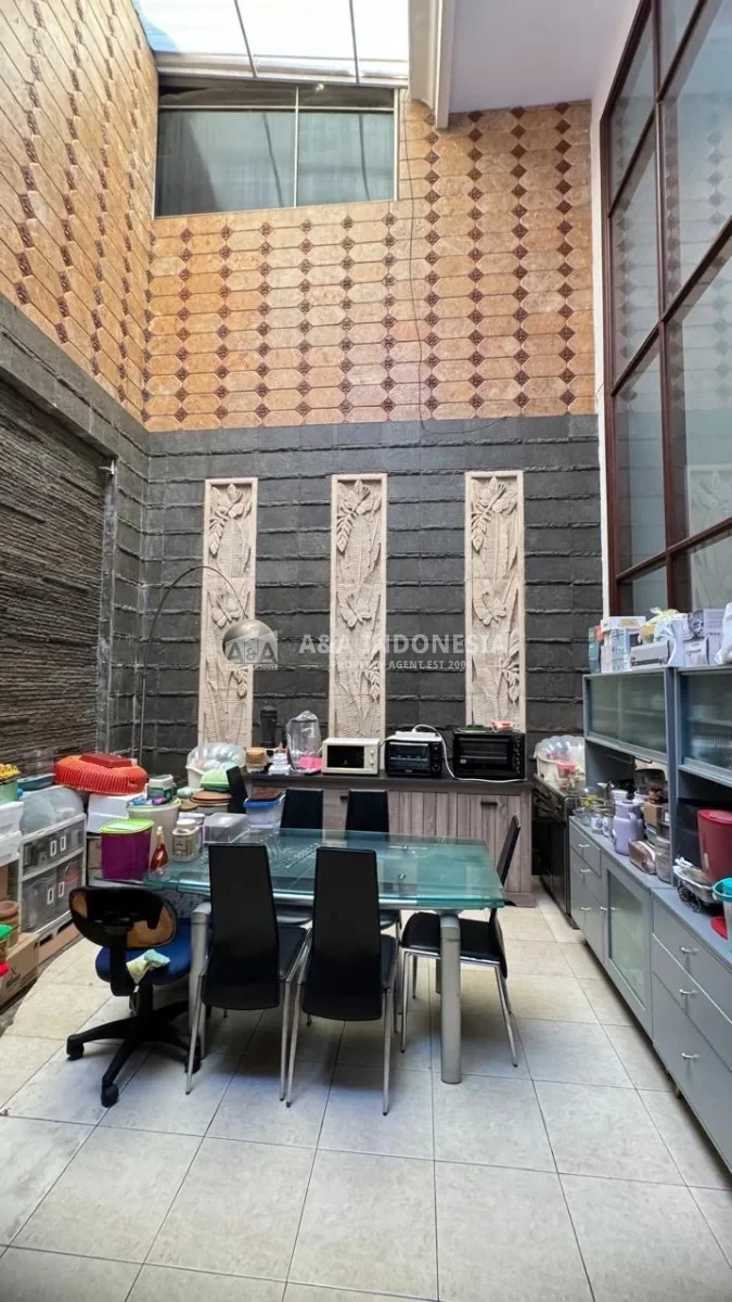 Dijual Rumah Central Park A Yani Regency Surabaya, 5 Kamar Tidur dan Water Heater di Setiap Kamar Mandi - Thumbnail 5