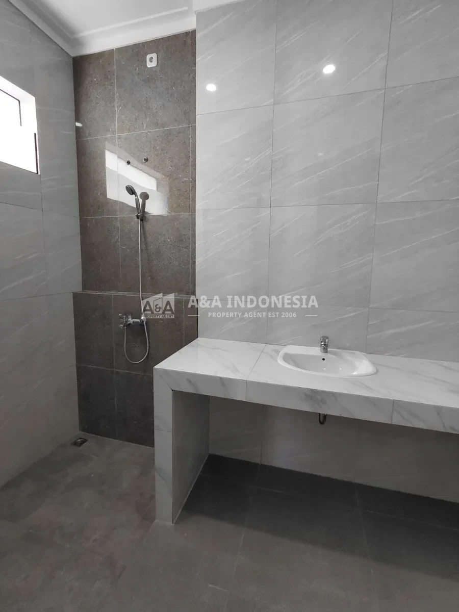 Jual Rumah Mewah 2 Lantai Baru Gress Klampis Anom Lokasi Strategis Surabaya - Thumbnail 3
