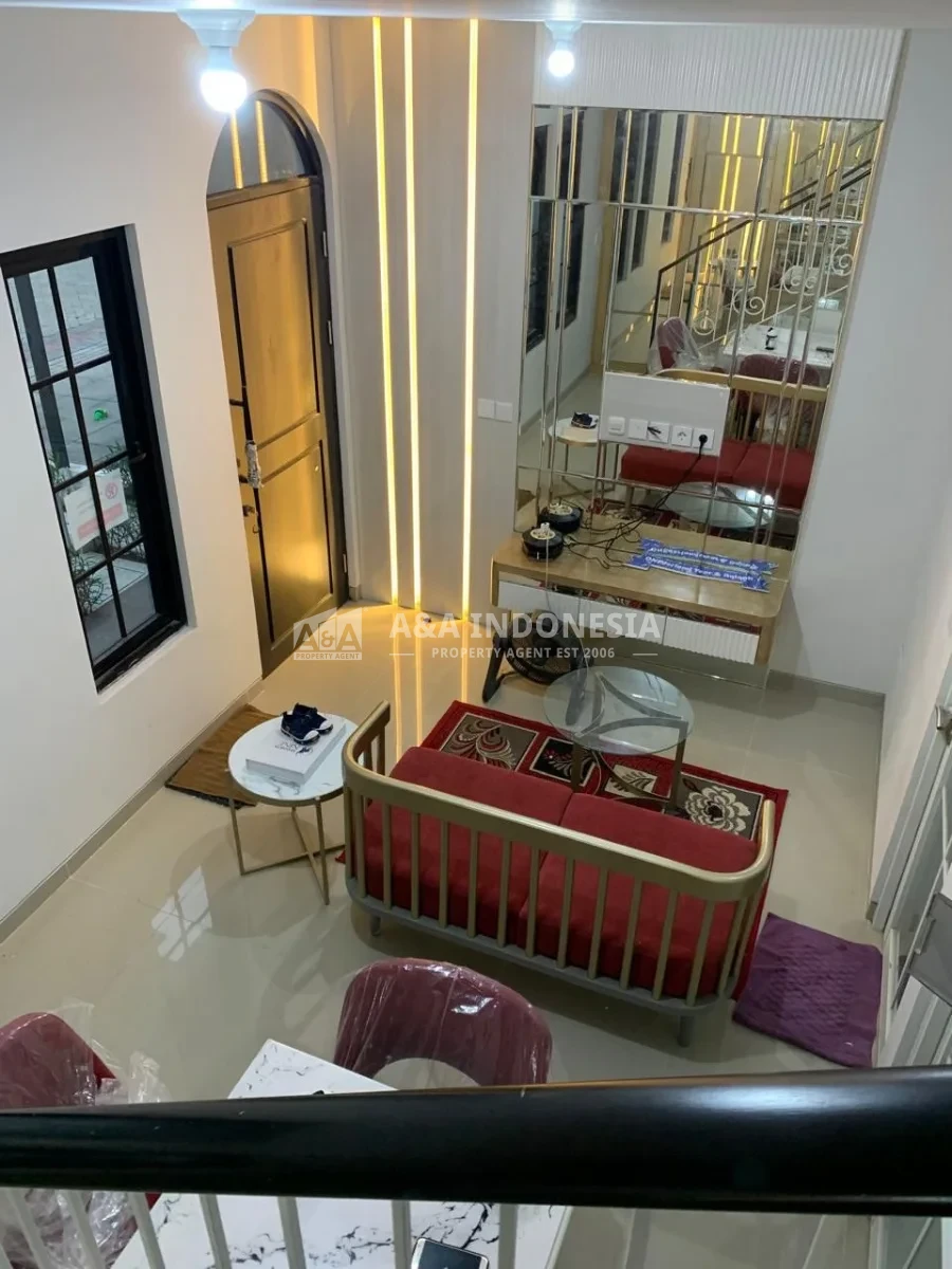 Disewakan Rumah 2 Lantai Full Furnish di Mansion Nine Surabaya Barat - Thumbnail 2