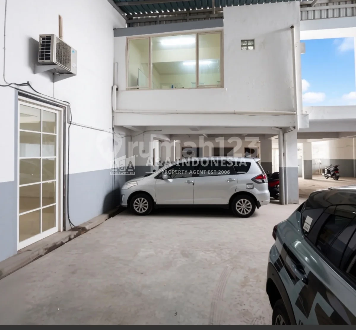 Disewakan Ruko Strategis 2 Lantai  Ex Showroom Manyar Kertoarjo Surabaya Timur, - Thumbnail 4