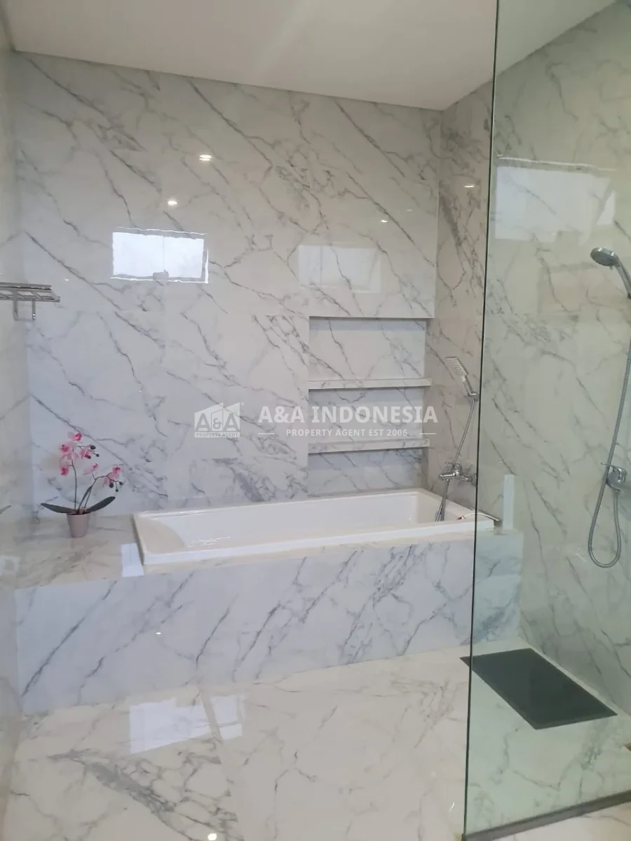 Dijual Rumah Baru Full Furnished 3 Lantai dengan Private Swimming Pool di North Emerald Mansion - Thumbnail 2
