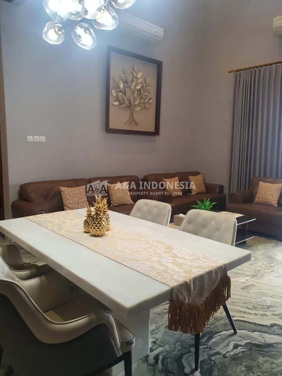 Dijual Rumah Baru Full Furnished 3 Lantai dengan Private Swimming Pool di North Emerald Mansion - Thumbnail 4