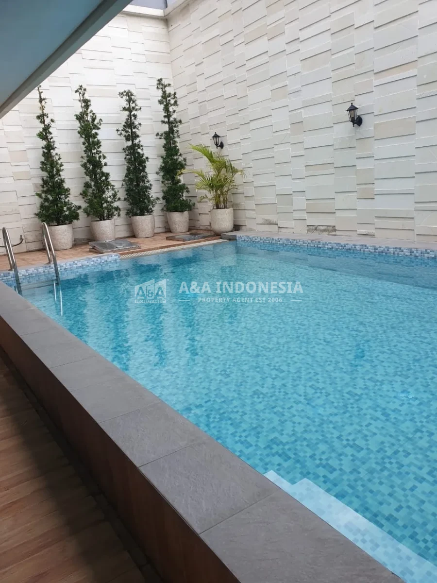 Dijual Rumah Baru Full Furnished 3 Lantai dengan Private Swimming Pool di North Emerald Mansion - Thumbnail 8
