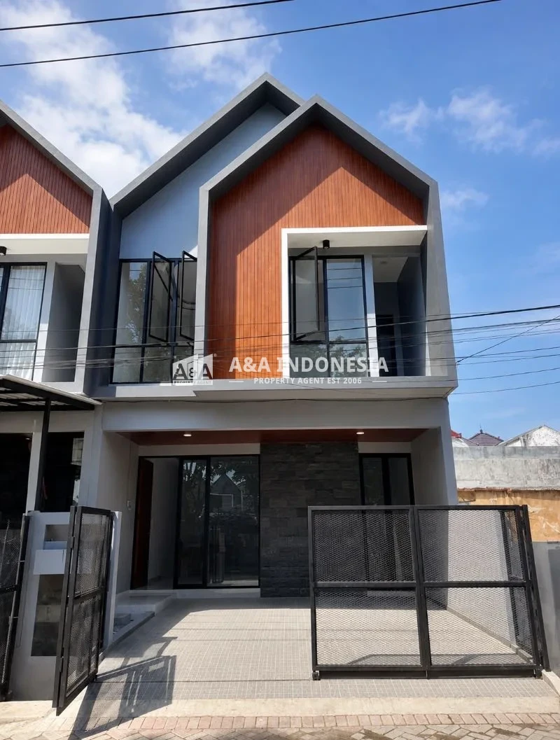 Dijual Rumah Baru 2 Lantai Dekat Galaxy Mall & MERR di Manyar Surabaya Timur