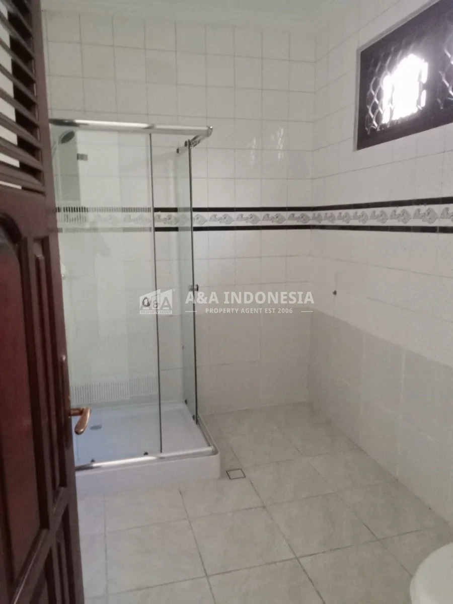 Disewakan Rumah Luas di Area Komersial Raya Satelit Utara, Surabaya Barat - Thumbnail 3