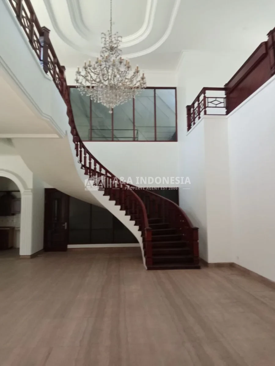Disewakan Rumah Luas di Area Komersial Raya Satelit Utara, Surabaya Barat - Thumbnail 8