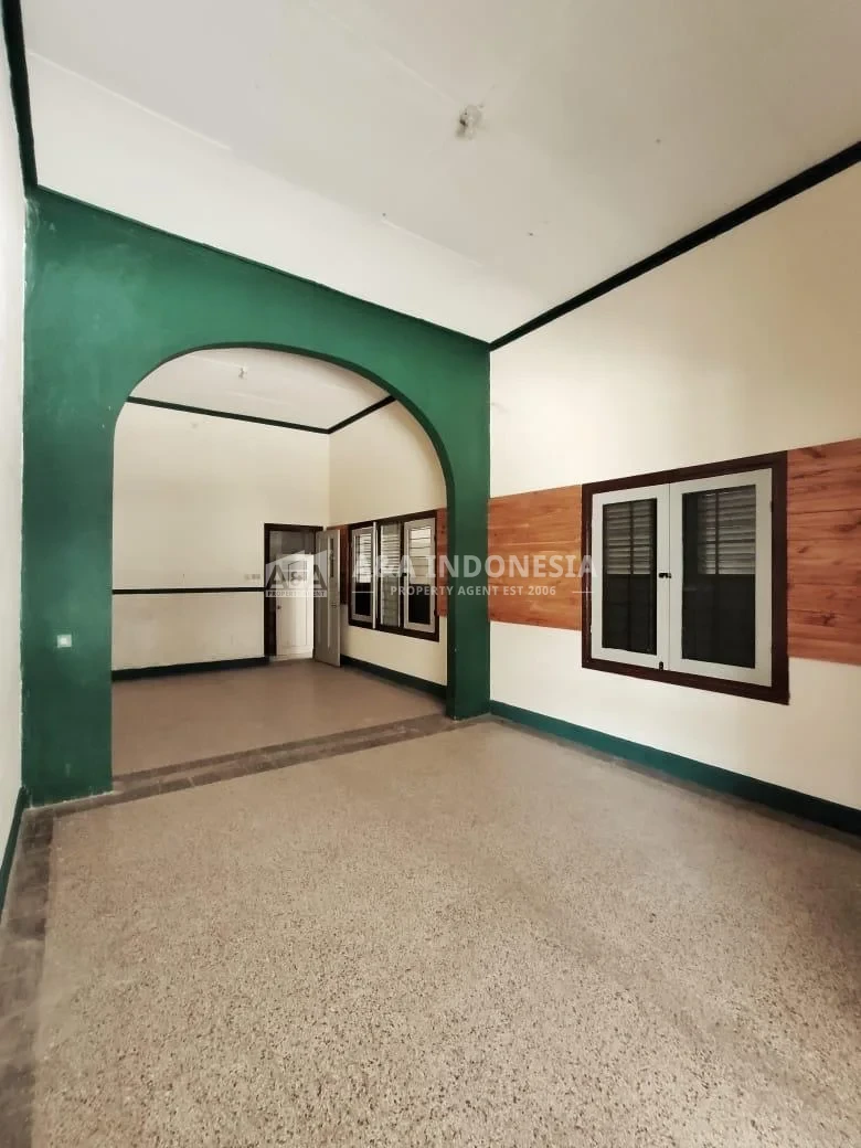 Dijual Rumah Luas di Jalan Lombok Surabaya Pusat – Cocok untuk Kantor, Cafe, Bar & Hunian - Thumbnail 2