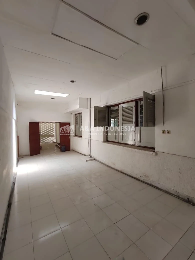 Dijual Rumah Luas di Jalan Lombok Surabaya Pusat – Cocok untuk Kantor, Cafe, Bar & Hunian - Thumbnail 6