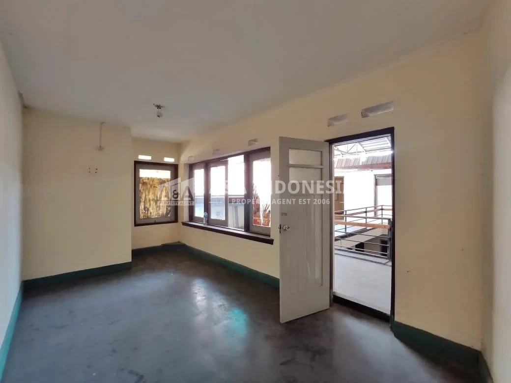 Dijual Rumah Luas di Jalan Lombok Surabaya Pusat – Cocok untuk Kantor, Cafe, Bar & Hunian - Thumbnail 8